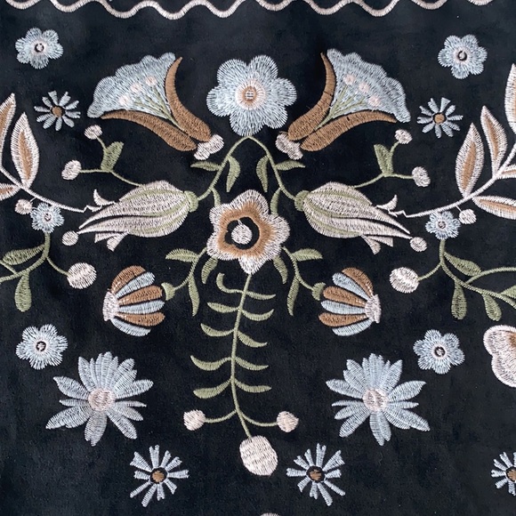 Francesca’s Floral Embroidered Black Suede Skirt NWT - Picture 5 of 9